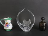 trois vases et un petit vase posés sur une table