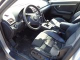 l'intérieur d'une voiture avec un volant et un tableau de bord
