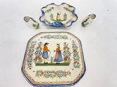 une photo d'une assiette et d'un bol posés sur une table