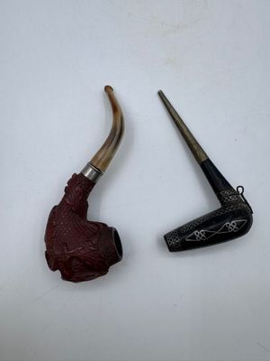 Ensemble de deux pipes : - l'une en corne et racine de bruyè…