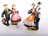 trois figurines représentant un homme et une femme vêtus de costumes traditionnels