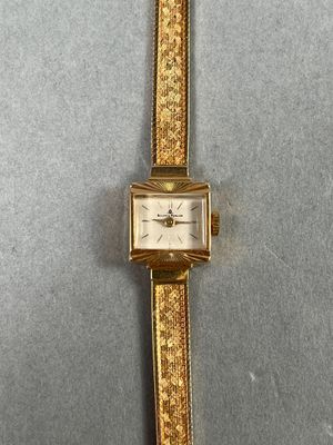 BAUME et MERCIER. Montre de dame en or jaune (750/00 - tête …
