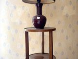 une table surmontée d'une lampe dans une pièce