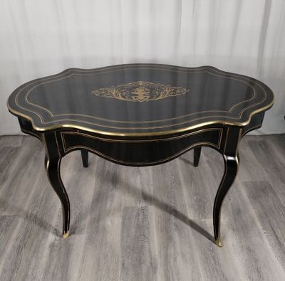 Table de milieu en bois peint noir et filets de laiton, le p…