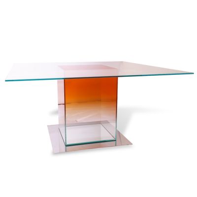 une table en verre avec un piètement carré et un plateau carré en verre