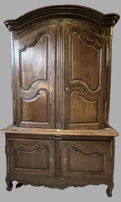 une armoire ancienne en bois, dotée de deux tiroirs et d'une étagère
