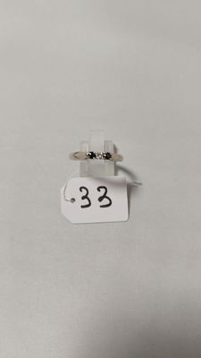 un gros plan sur une petite étiquette portant un numéro