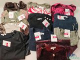 un tas de vêtements posés sur une table