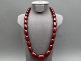 un gros plan sur un mannequin portant un collier rouge