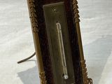 une horloge posée sur une table dans la neige