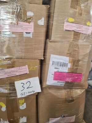 Palette d’environ 140 kg – Vêtements crème contemporaine fem…