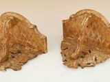 paire de serre-livres en bois sculpté ornés d'un motif de feuilles