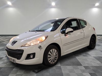 la photo d'une voiture blanche garée dans un garage