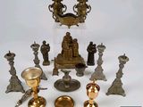 de nombreux types de bougies et de bougeoirs sur la table