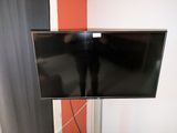 une télévision à écran plat posée sur un meuble dans une pièce
