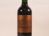 une bouteille de vin posée sur une table