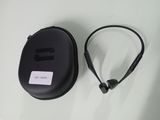 un casque audio et un étui posés sur une table