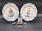 deux assiettes ornées de motifs se trouvent à côté d'une petite pièce de monnaie