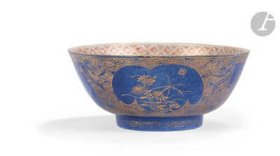 une image représentant un bol bleu et or sur fond blanc