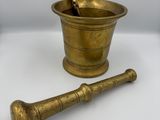 mortier et pilon anciens en laiton, avec un manche en bois