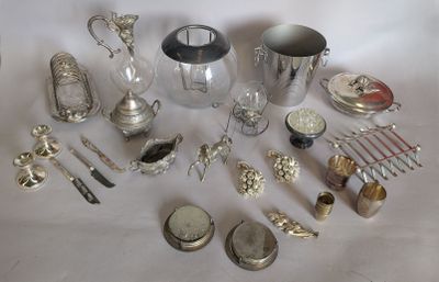 beaucoup d'objets en argent posés sur une table