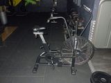 un vélo posé par terre dans une salle de sport