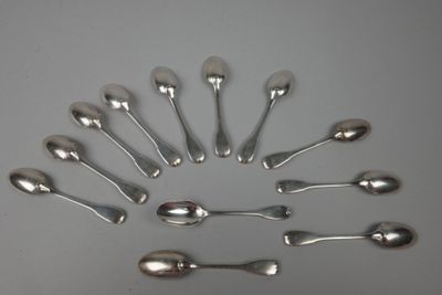beaucoup de cuillères et de petites cuillères disposées en cercle