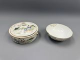 une paire de bols en porcelaine chinoise et un bol avec couvercle