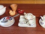 beaucoup de vaisselle et de tasses sur la table
