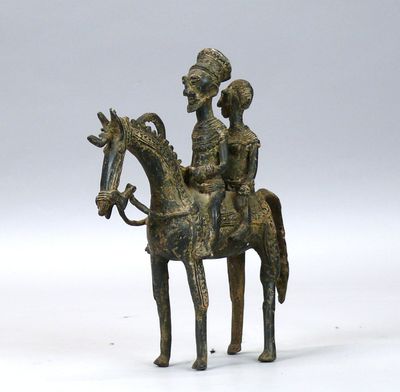 une figurine en bronze représentant un homme à cheval