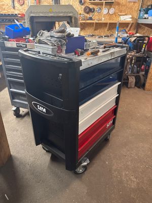 une image d'un établi dans un garage avec des outils
