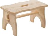 un petit tabouret en bois muni d'une assise en bois