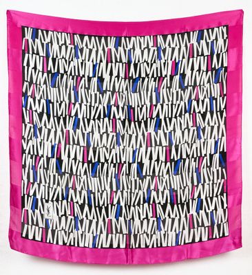 foulard en soie rose orné de lettres noires, blanches, bleues et roses