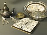 une assiette en argent, une théière en argent, une assiette en argent, une assiette en argent, une assiette en argent, une assiette en argent, une assiette en argent et une