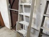 une échelle adossée au mur d'une pièce