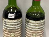 deux bouteilles de vin posées l'une à côté de l'autre sur une table