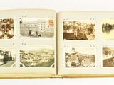 un livre ouvert contenant des photos de personnes