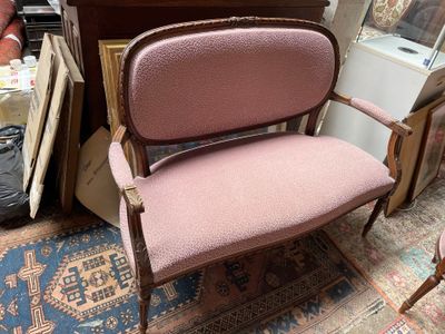 une chaise rose qui se trouve dans une pièce