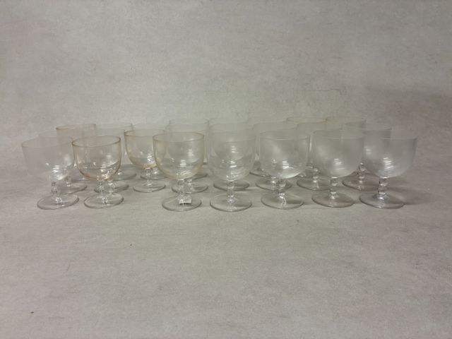 Daum Nancy – 15 verres à eau et 8 verres à vin en cristal. Signés