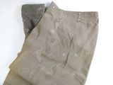 une paire de pantalons kaki pour homme sur fond blanc