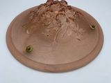 un gâteau posé sur une assiette, sur une table blanche