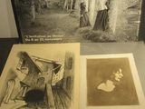 une vieille photo montrant quelques tableaux exposés dans un musée