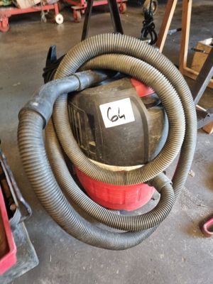 un aspirateur posé par terre