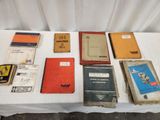 plusieurs livres sur une table avec une nappe blanche