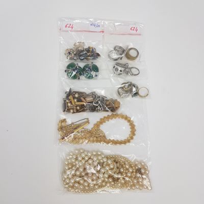 un sac contenant des bijoux assortis posé sur une table blanche