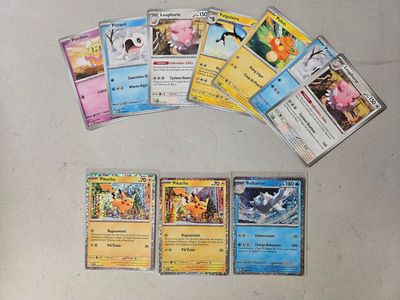 beaucoup de cartes Pokémon étalées par terre