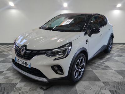 une voiture blanche garée dans un garage au sol en damier