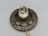 un plateau en argent surmonté d'une petite lampe