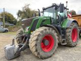 un tracteur garé dans la terre