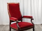 une image représentant une chaise rouge posée sur un parquet